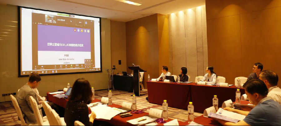 1598182457369026800.png 图 3 专家学者在云会议室作线上报告1.png