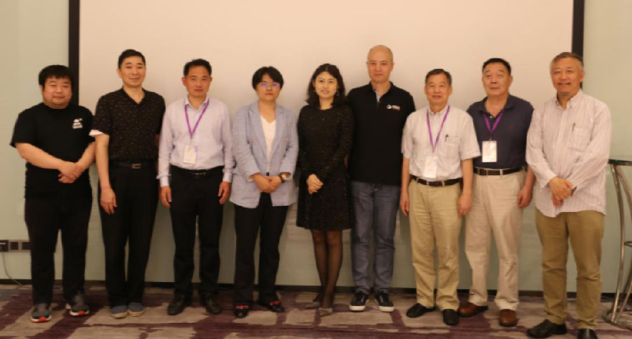 1598182663471009602.png 图 5 企业代表与专家合影.png