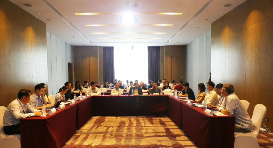 图 4 会议现场 - 专家讨论.png